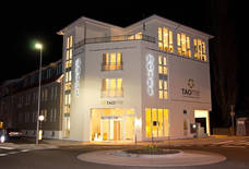 Aussenansicht des Hotels bei Nacht